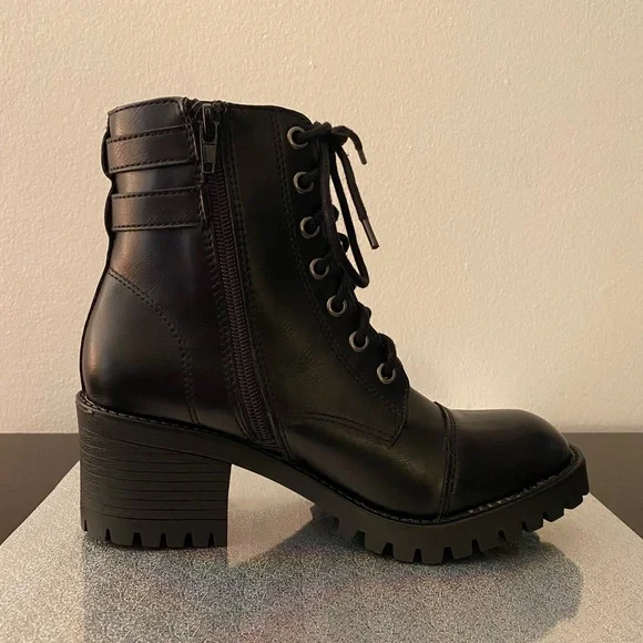NWOT Women’s Madden Boots - Picture 3 of 5